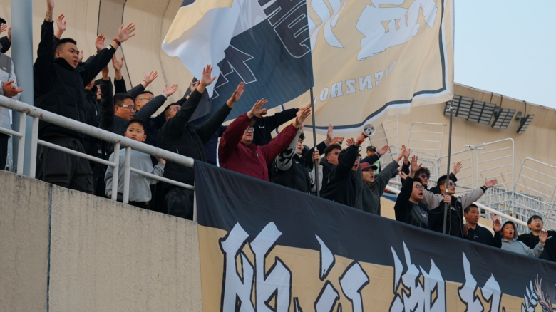 现场观战球迷情绪高涨，球队备战全力以赴