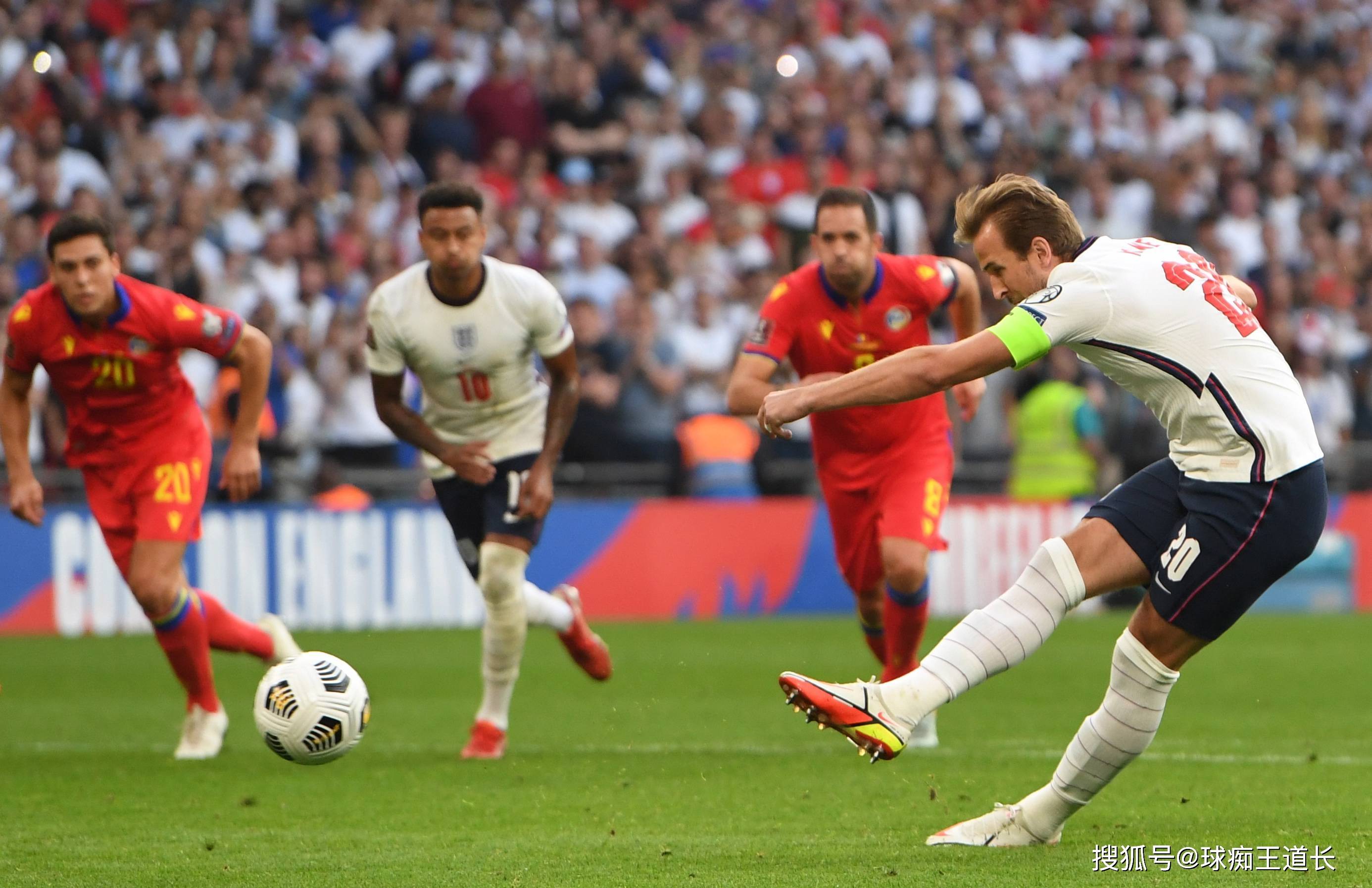 足球比赛拉开序幕，场上精彩纷呈