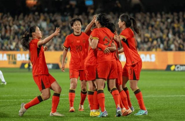 包含女性足球球员青春飞扬,力争胜利的词条 包含女性足球球员青春飞扬,力争胜利的词条