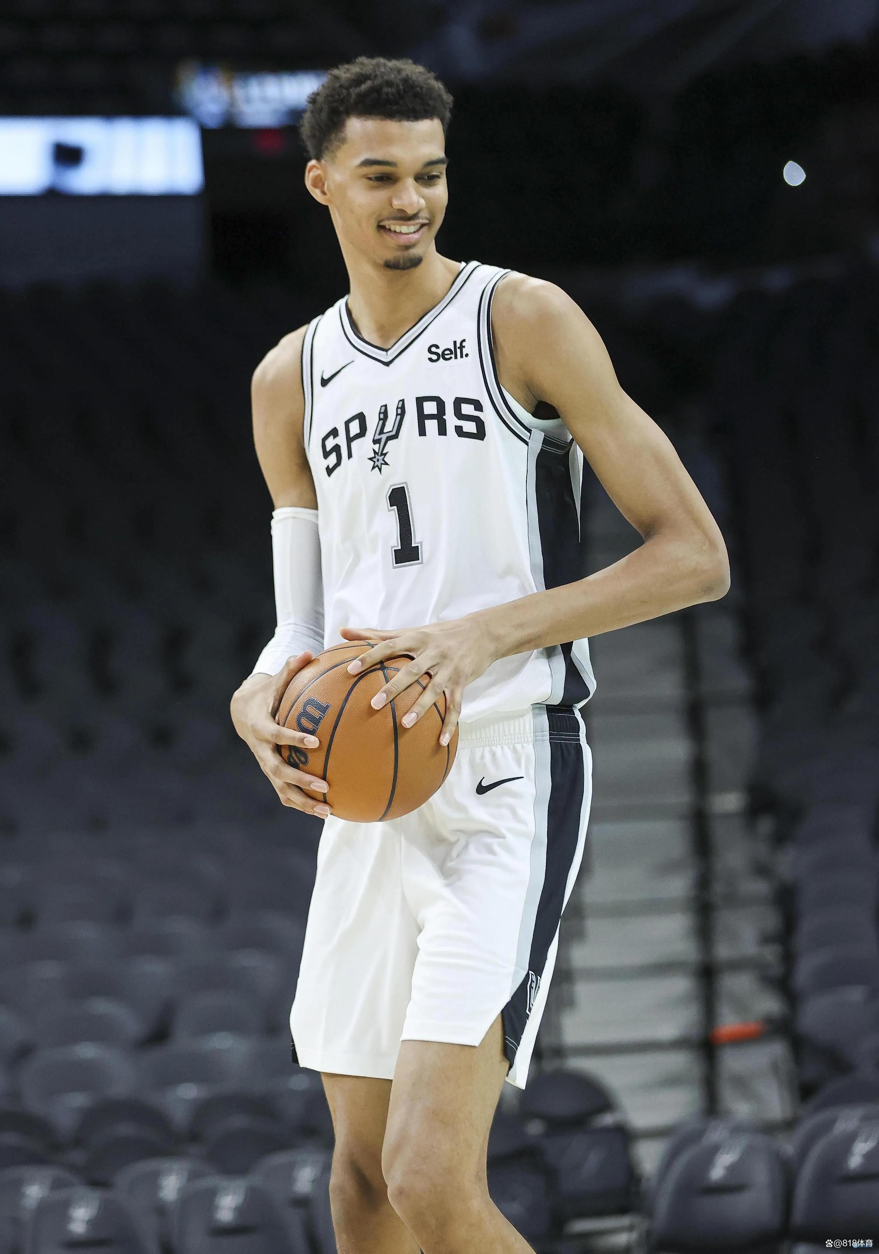 开云体育中国官网-猛龙小将崭露头角，展现出色表现