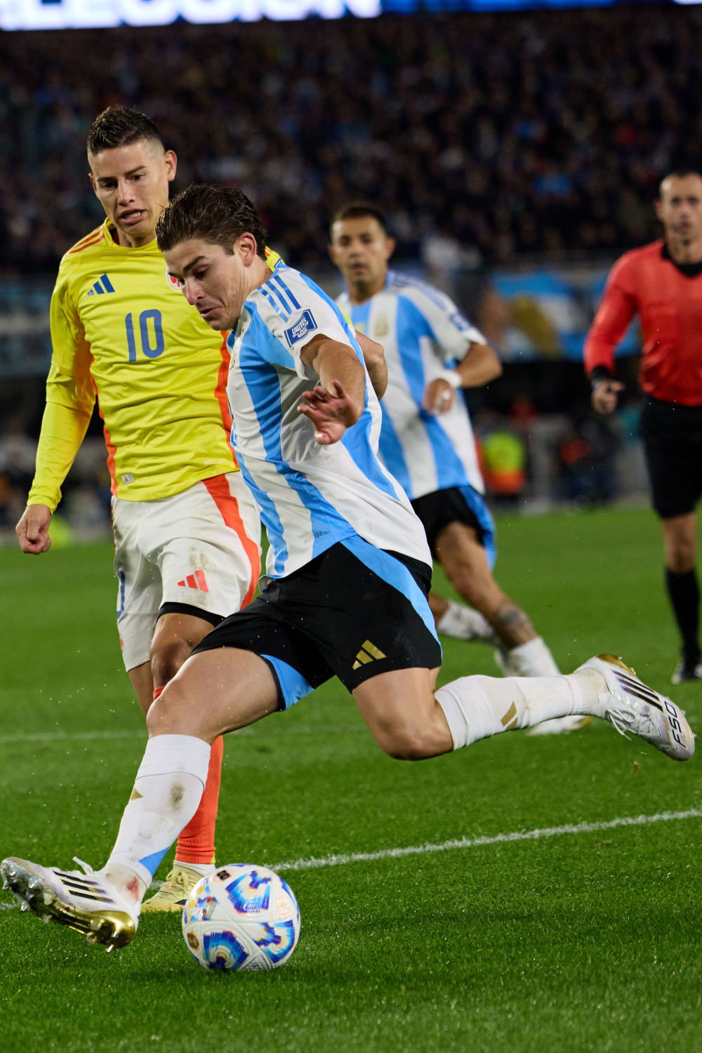 开云体育官方入口-阿根廷足球队凭借进球晋级下一轮