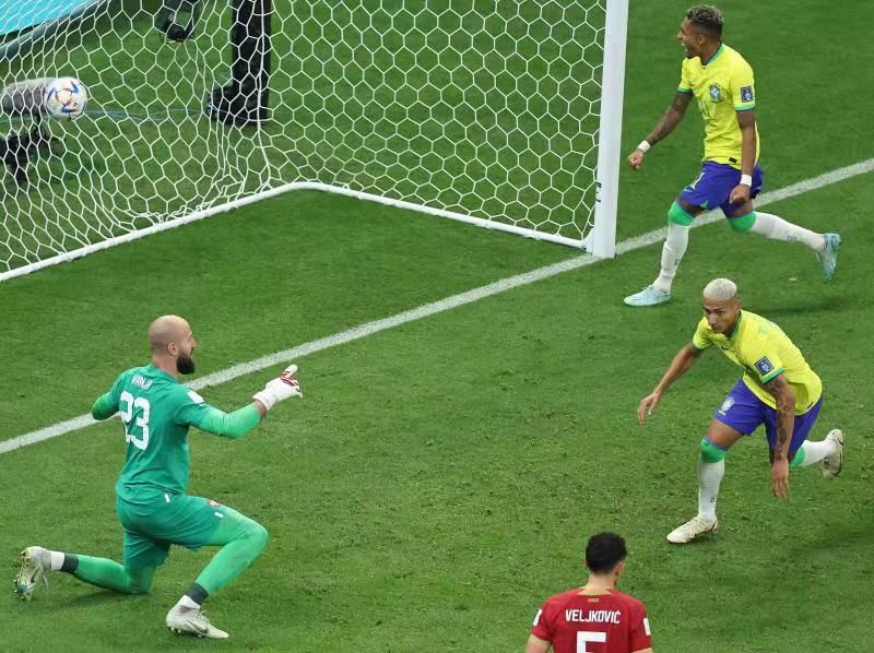 开云体育网页版-里昂前锋梅开二度，助球队逆转胜利