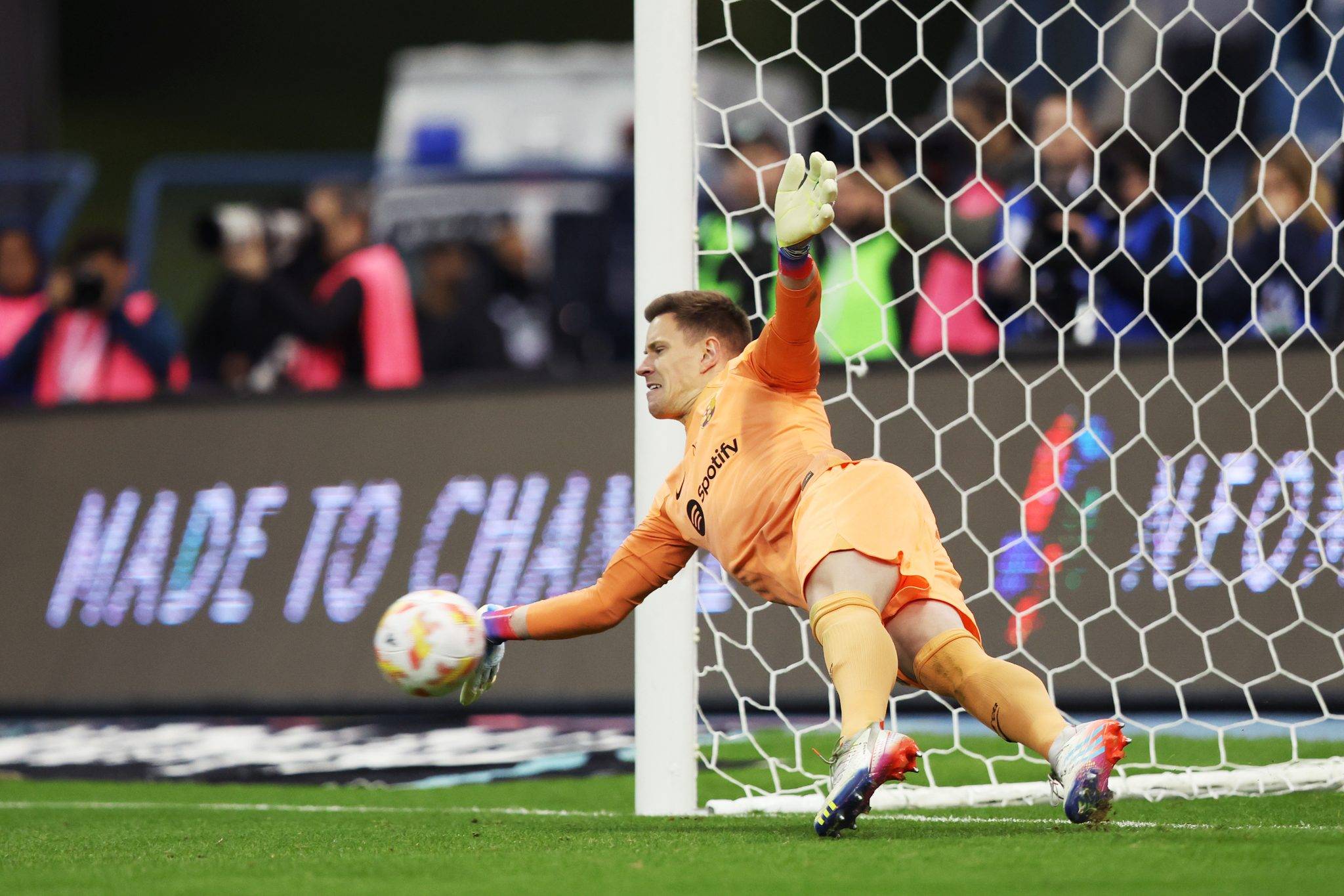 巴萨新援首秀破门,高拉特展示强大攻击力的简单介绍 巴萨新援首秀破门,高拉特展示强大攻击力的简单介绍