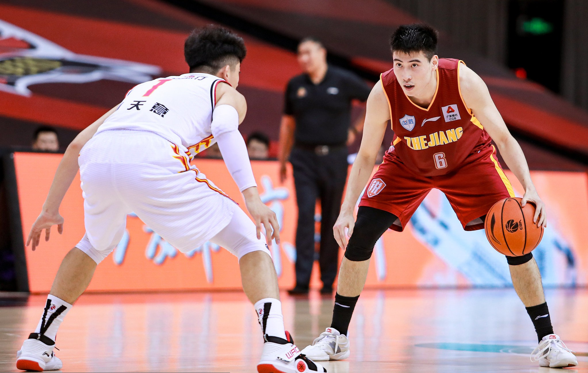 开云体育官网-全情投入比赛，球员们拼尽全力争夺胜利的简单介绍