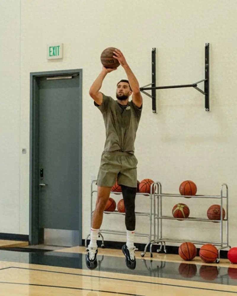 他在国际赛场上展现出了独特的球风